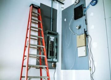 Installation électrique professionnelle sur mesure pour vos bâtiments tertiaires ou industriels. Nous réalisons vos installations de A à Z, dans le respect des normes en vigueur, pour garantir sécurité, fiabilité et performance de vos équipements.
